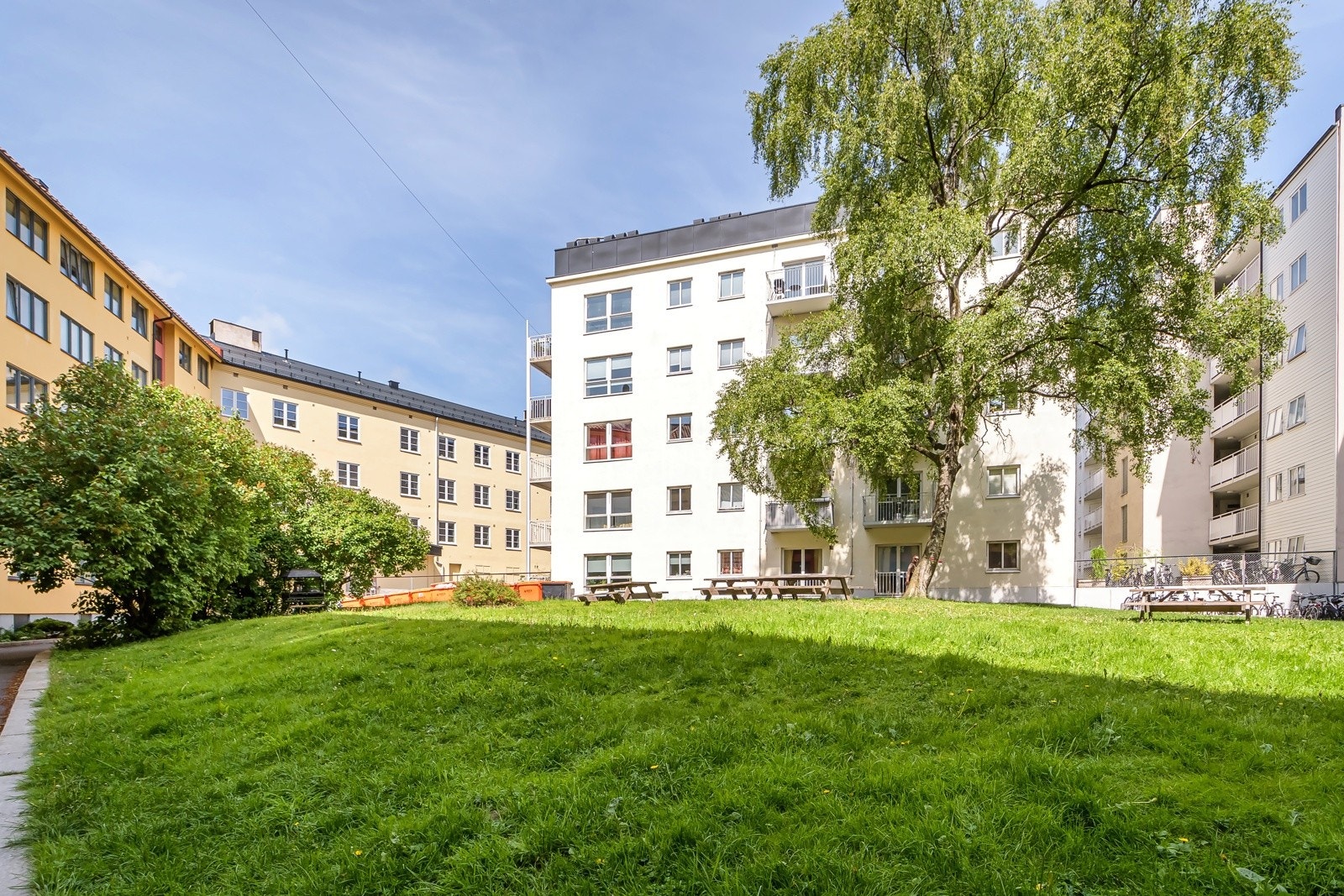 Hyggelig bakgård med felles sittegrupper og grillmuligheter. Galleribilde