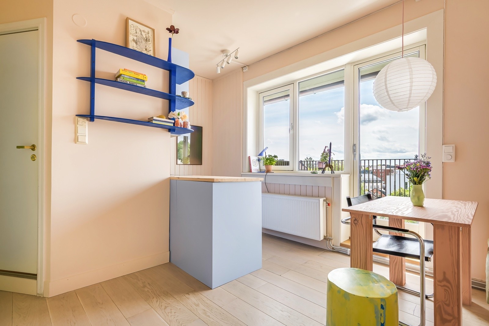 Kjøkkenet ligger i åpen løsning mot stua - perfekt for deg som liker å være sosial mens du lager mat. Galleribilde