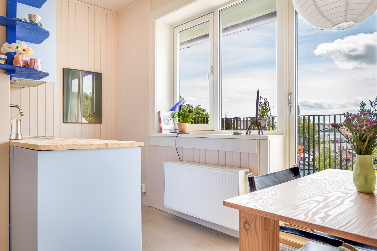 Stua er hjertet i leiligheten - og det merkes. Et lyst og trivelig rom med god atmosfære, takket være store vindusflater, gjennomgående lys og en behagelig takhøyde på ca. 2,7 meter. Galleribilde