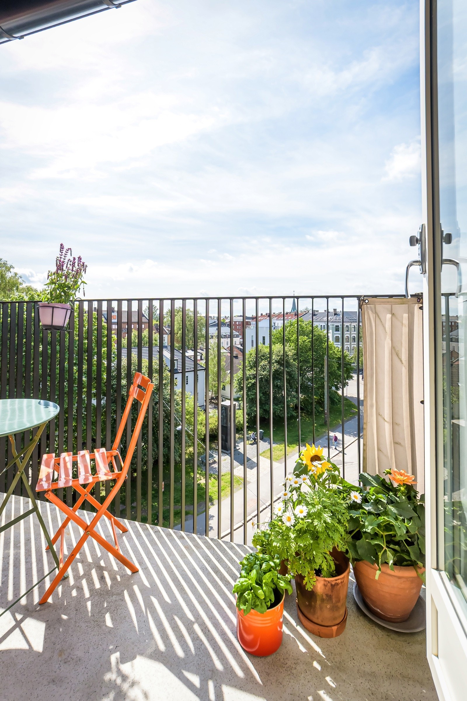 Den solrike balkongen er spot on for kaffekoppen, grønnsaksdyrkeren eller en kveld med venner. Galleribilde