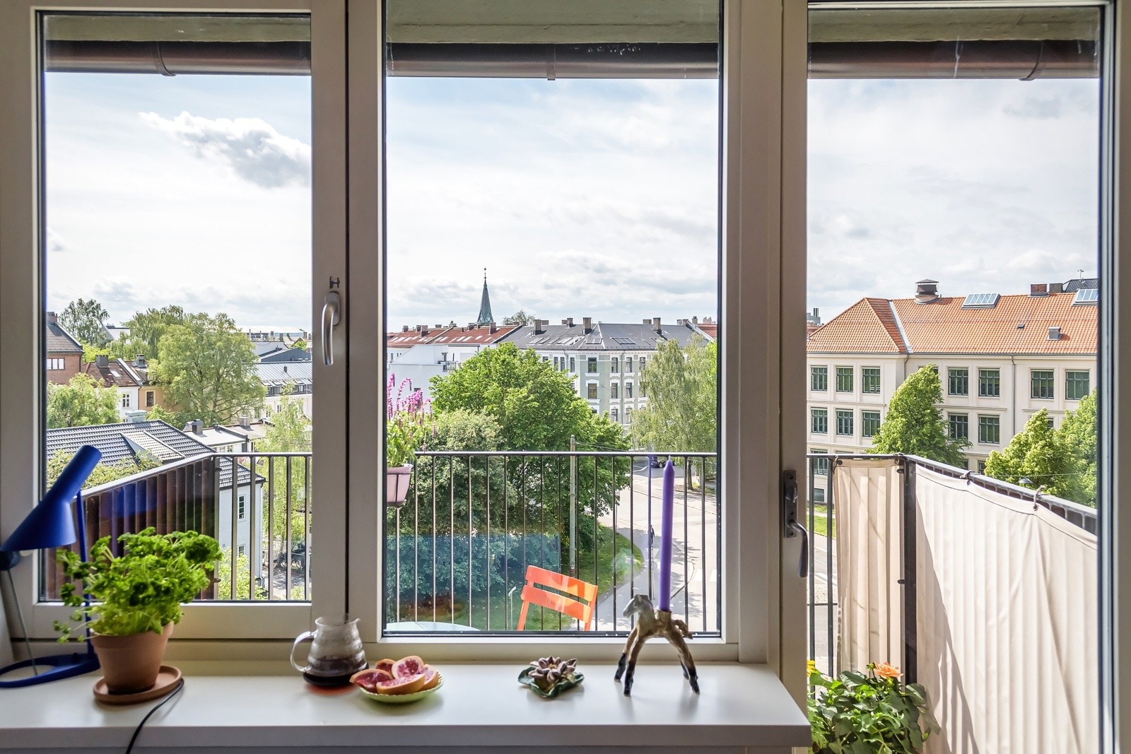 Vinduene ble byttet i 2018, og de dype karmene gir perfekt plass til grønne planter eller personlig dekor. Galleribilde