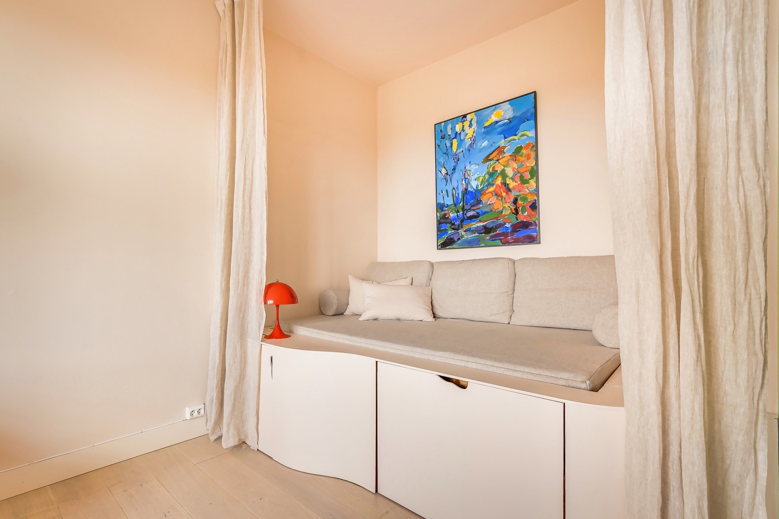 En smart, plassbygget daybed-løsning, med skjult oppbevaring under, sørger for optimal utnyttelse av arealet - ideell både som soveplass og chill-sone. Galleribilde