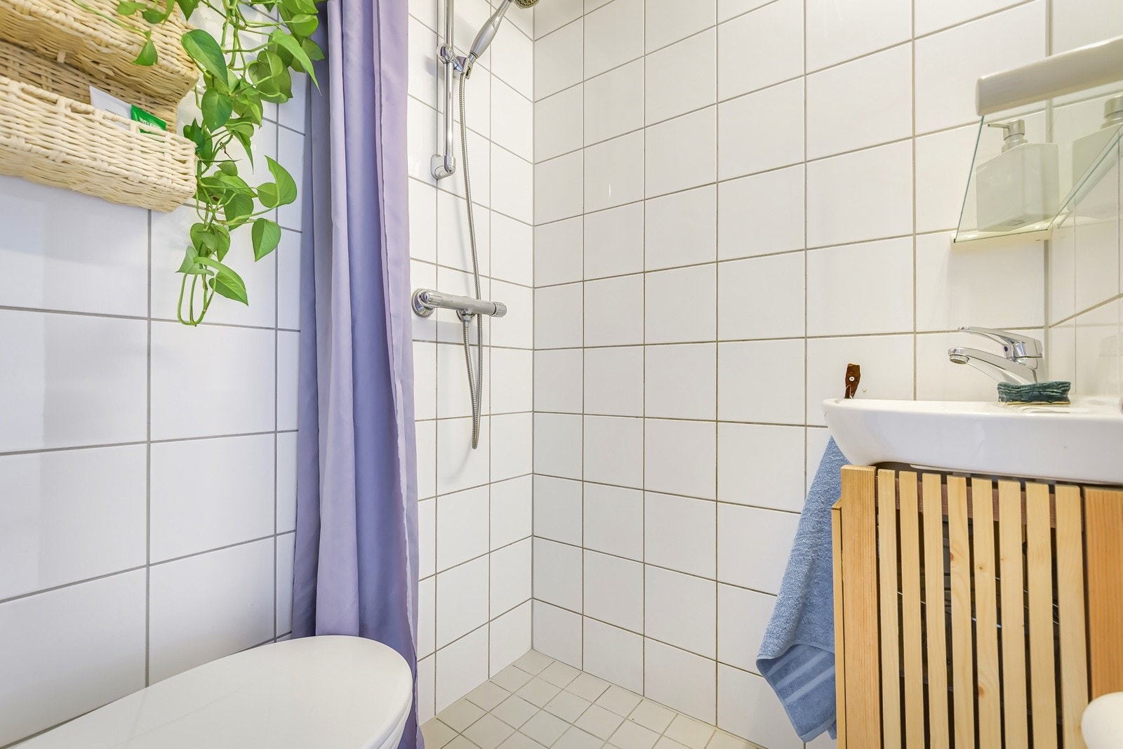 Vaskemaskin har du ikke inne i leiligheten, men det er ingen sak for du har veldig enkel tilgang til gratis fellesvaskeri som ligger over gangen fra leiligheten. Galleribilde