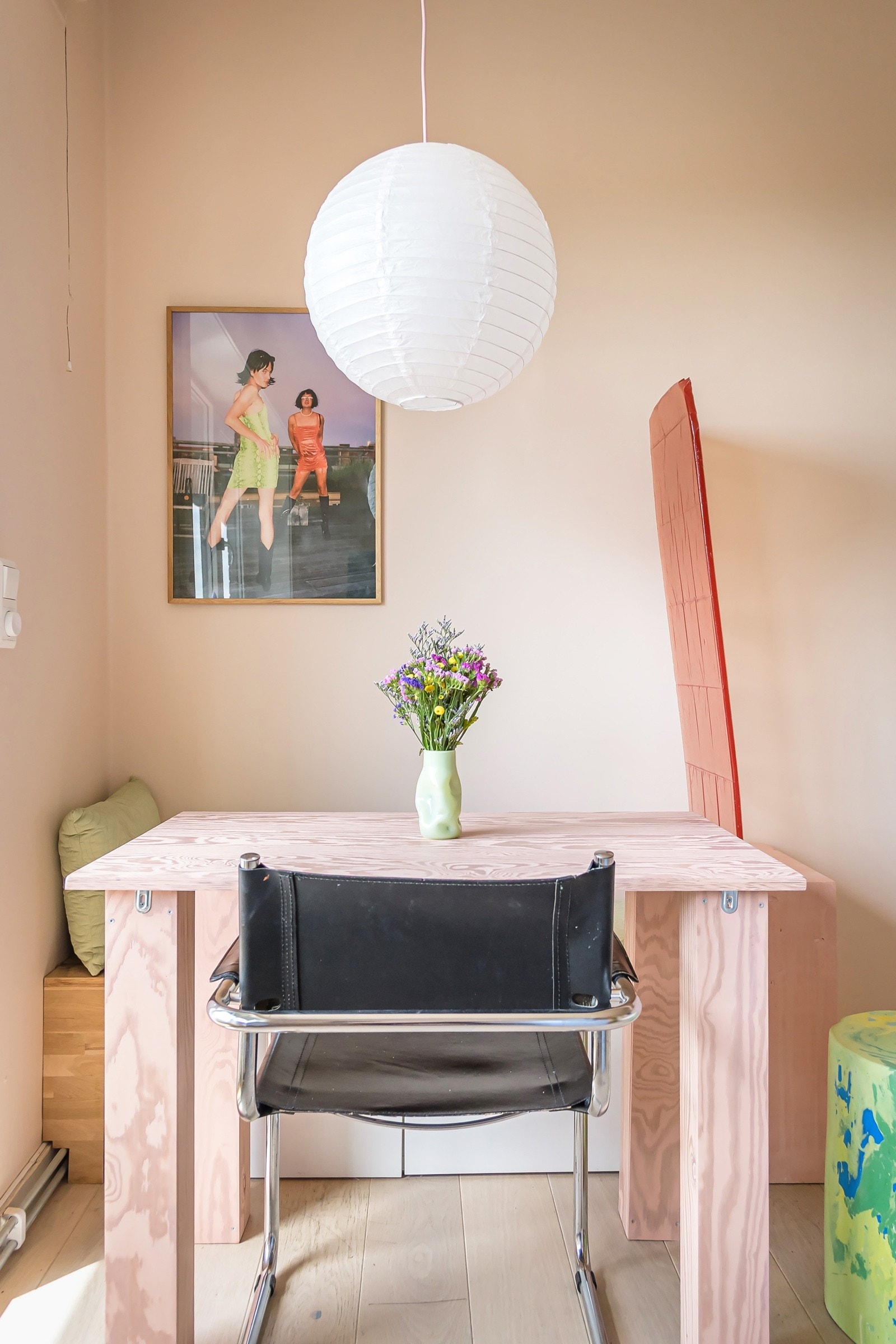 Koselig plass til spisebord ved vinduet med plassbygget sittebenk, perfekt for middager med venner. Galleribilde