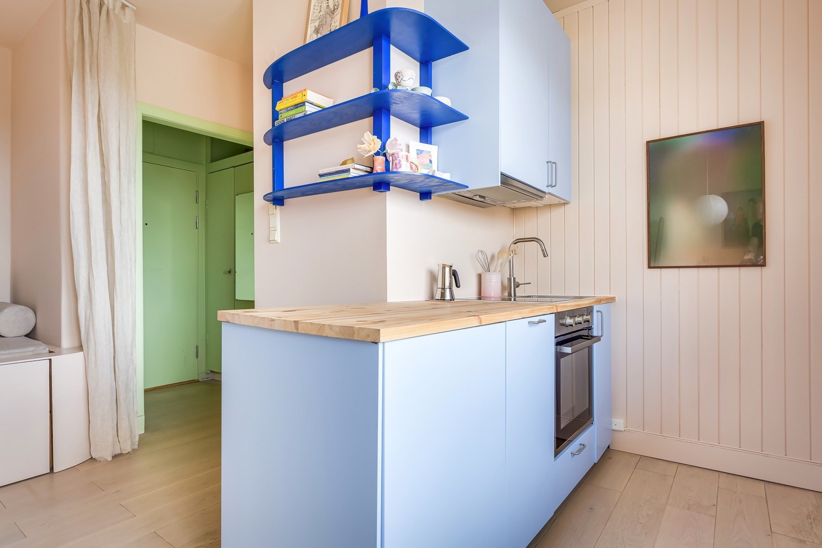 Her får du et stilrent og tidløst kjøkken fra 2021 med glatte fronter som ble nymalt i mai 2025, og heltre benkeplate (slipt og behandlet i mai 2025) med nedfelt oppvaskkum. Galleribilde