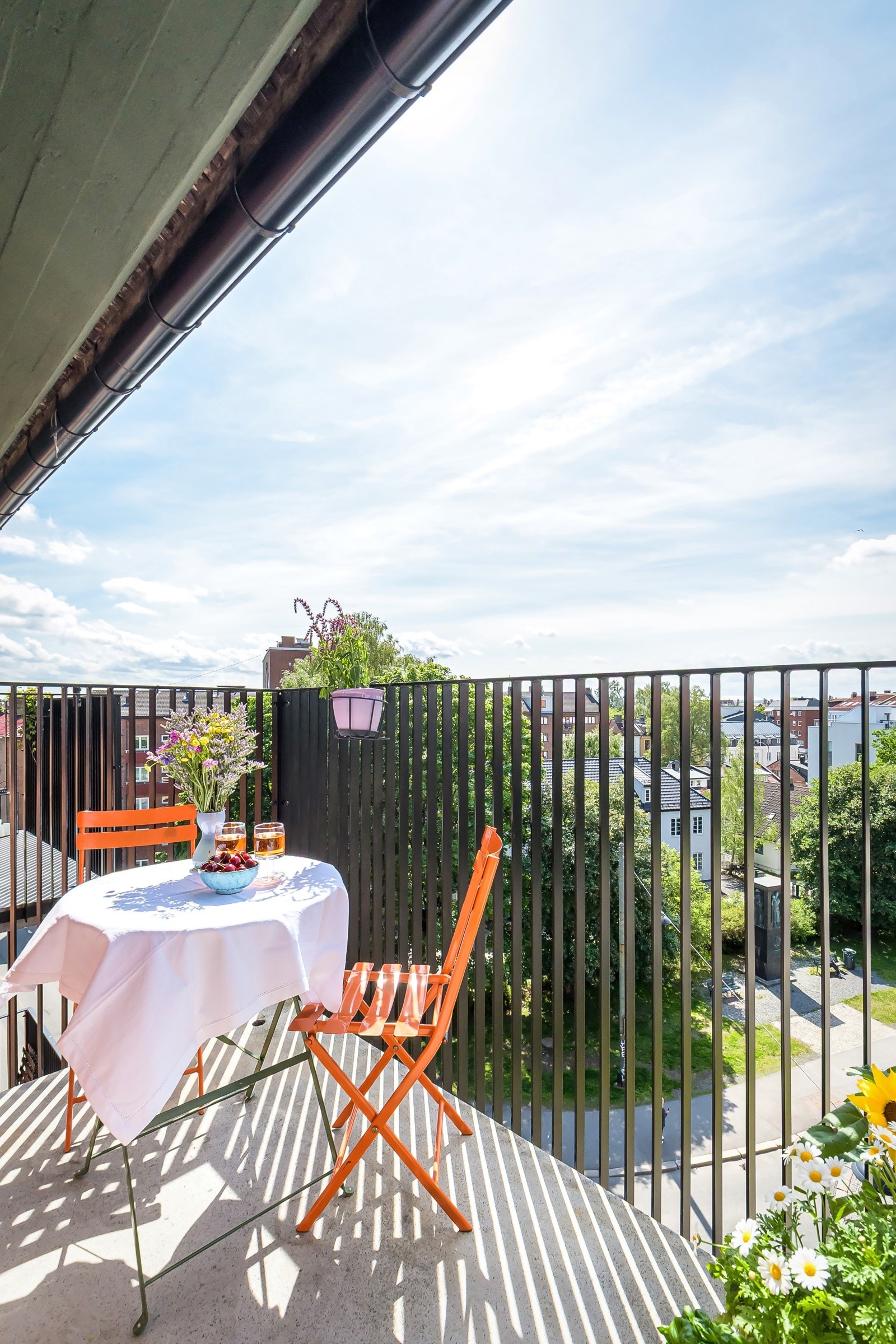 Balkongen ble oppført i 2018, har solid betongdekke og gir deg plass til akkurat den sittegruppen du ønsker - enten det er kaffekrok, solseng eller noe midt imellom. Galleribilde