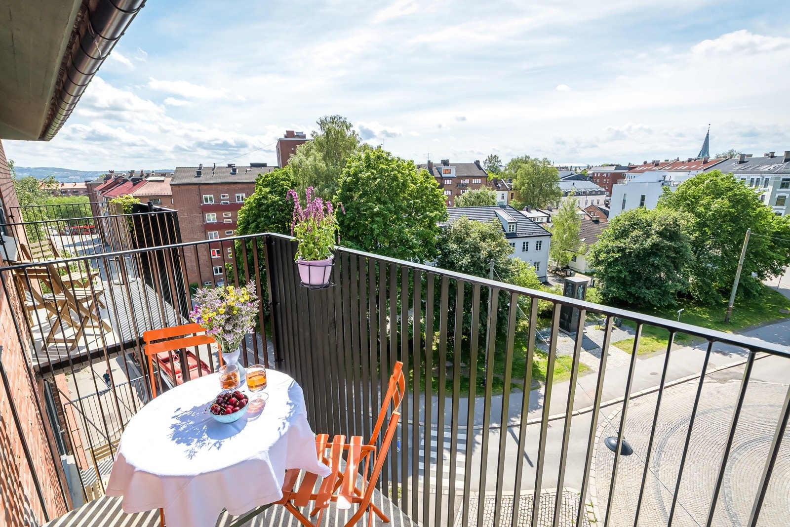 Å bo på toppen gir deg en helt egen ro - her får du både utsikt og sol, helt uten innsyn. Galleribilde