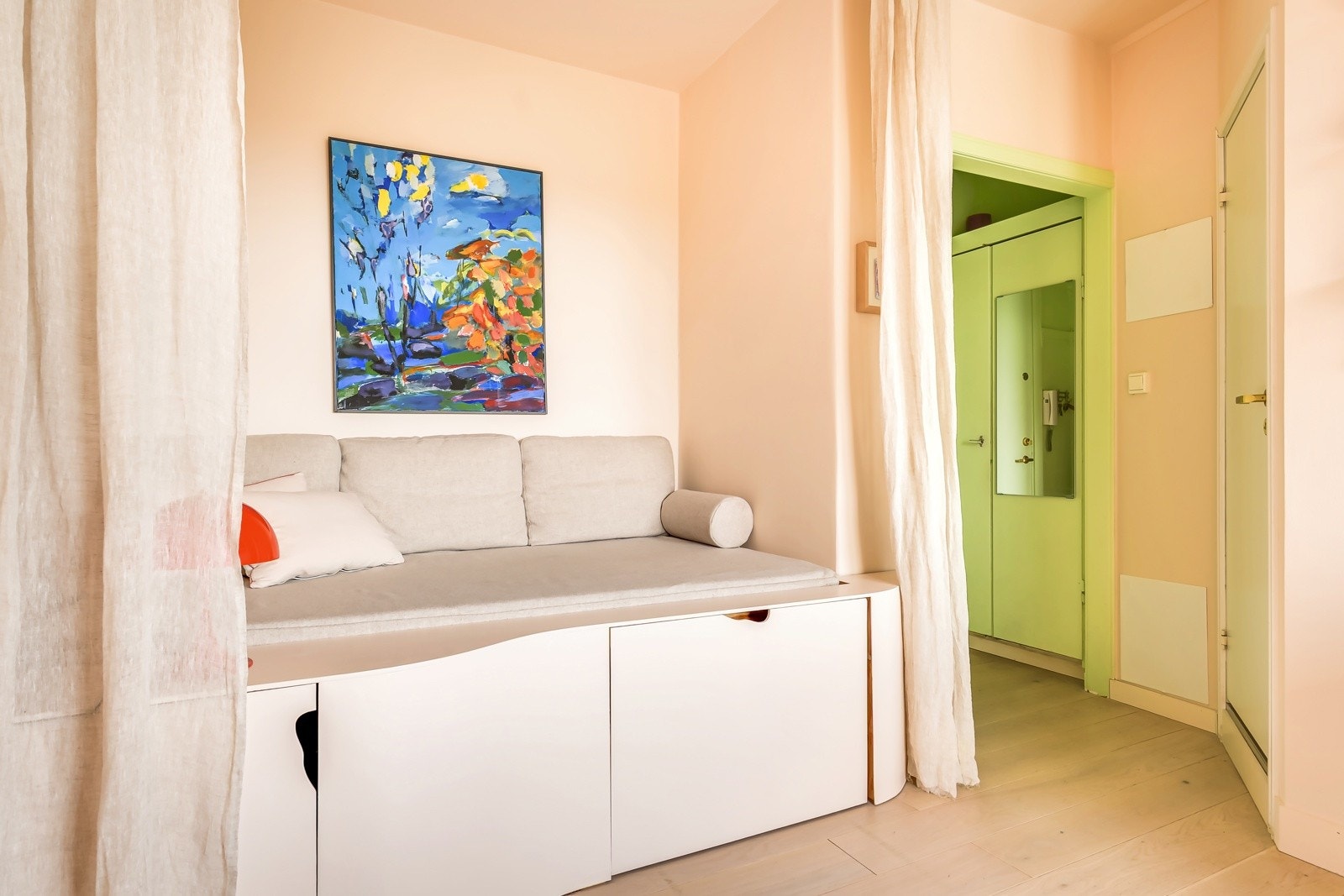 Leiligheten har spesialbygde møbler og integrerte løsninger designet og laget av møbelsnekker Julia Conley. Galleribilde