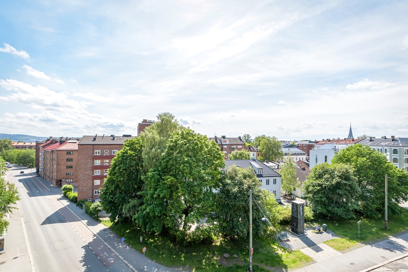 Beliggenheten er helt topp: Du bor rett midt på Sagene med kort vei til alt av butikker og kaféer og restauranter. Flere busser (20, 37 og 54) i umiddelbar nærhet som fort tar deg til andre deler av byen. Galleribilde