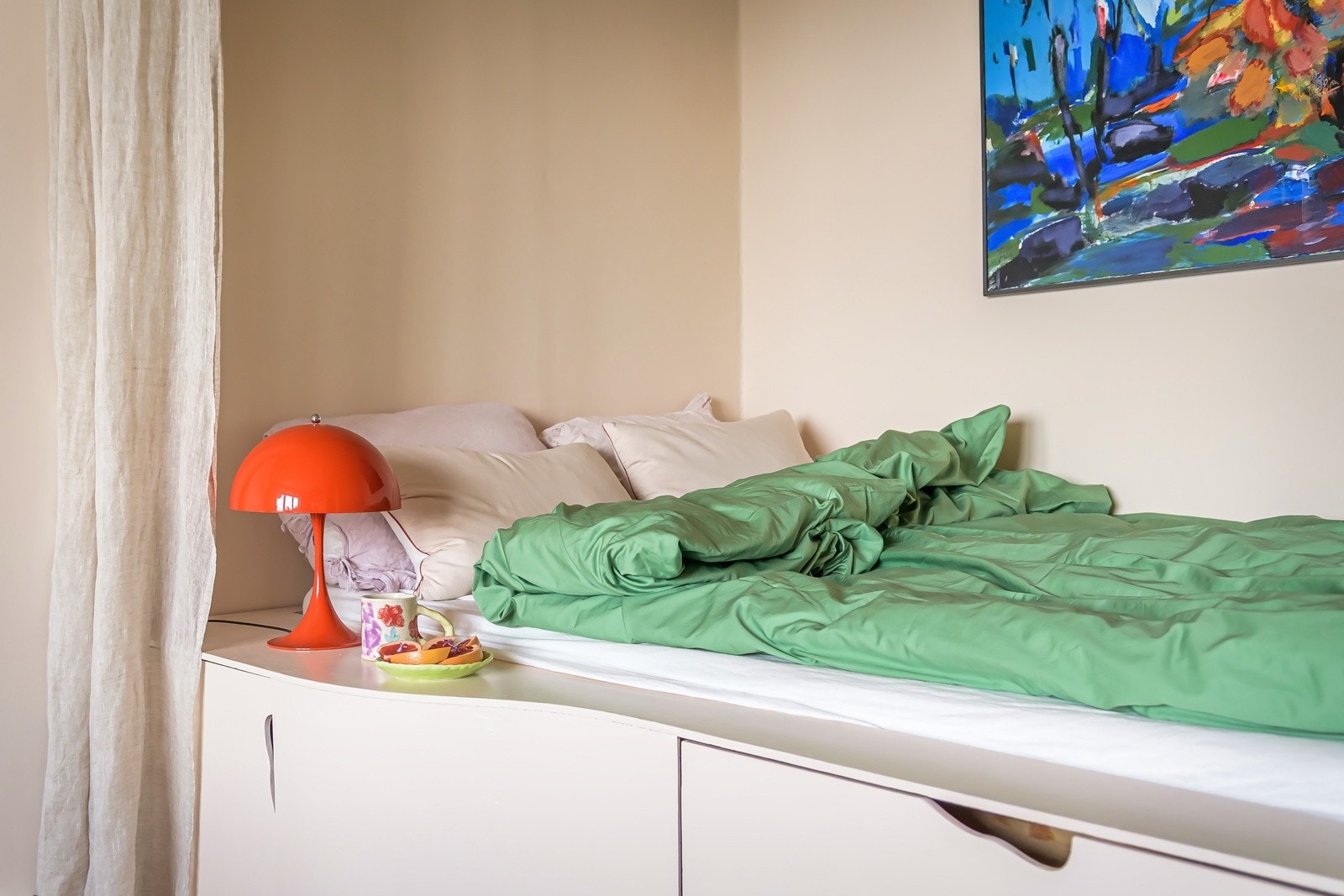 Sjekk ut den organiske formen på daybeden - både et stilig statement og en smart løsning. Perfekt som ekstra lagringsplass, eller kanskje frokost på senga en søndagsmorgen? Galleribilde