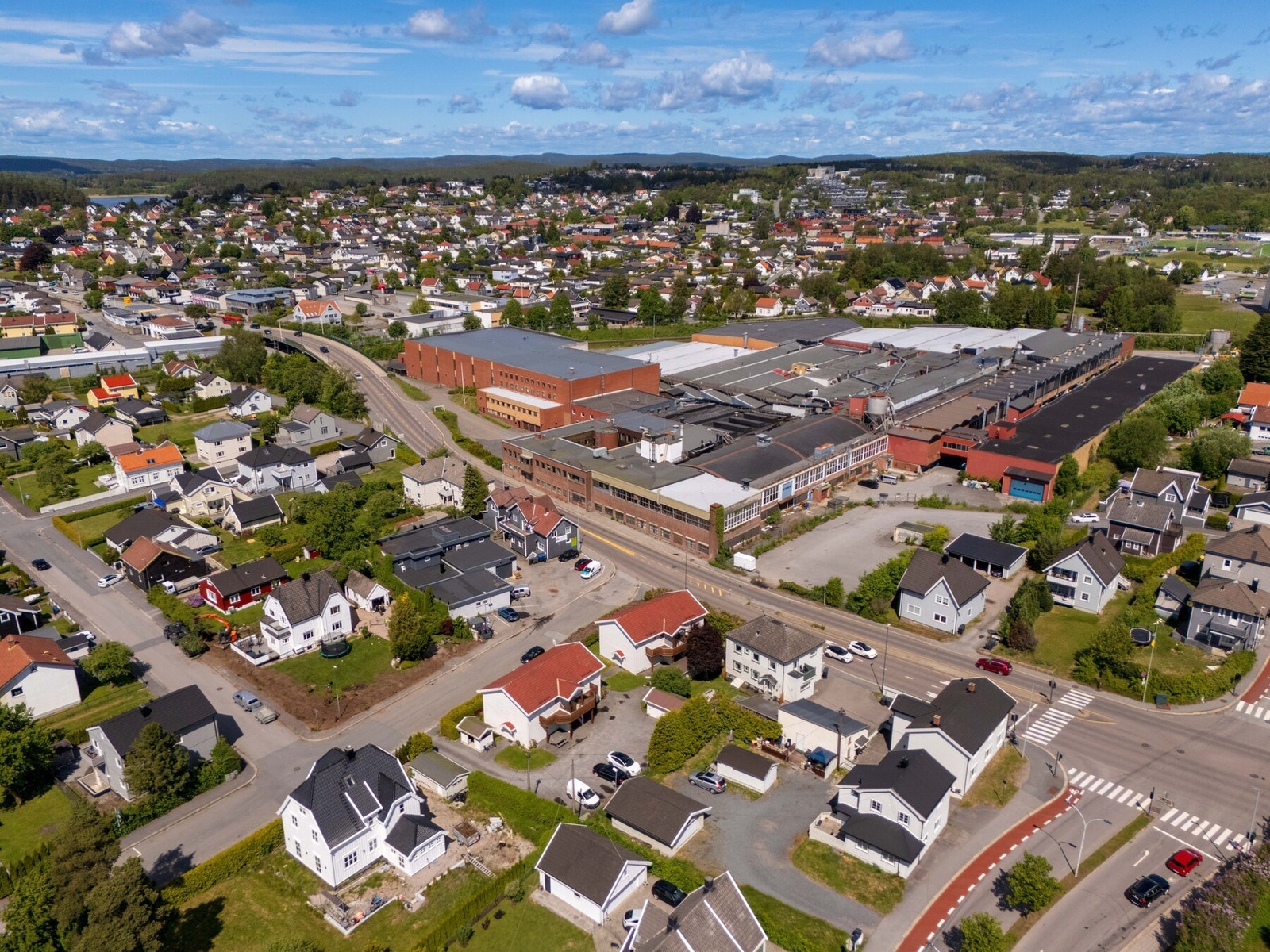 Umiddelbar nærhet til alle byens forretninger og fasiliteter, samt friområder ved Glengshølen. Galleribilde