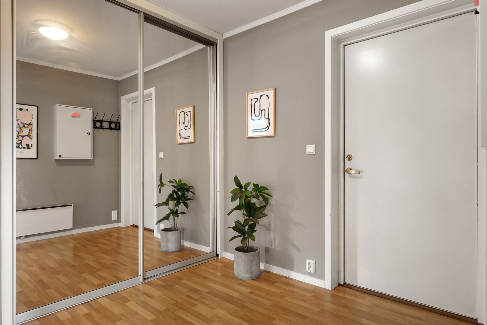 Praktisk gang med integrert skyvedørsgarderobe m/speil. Galleribilde