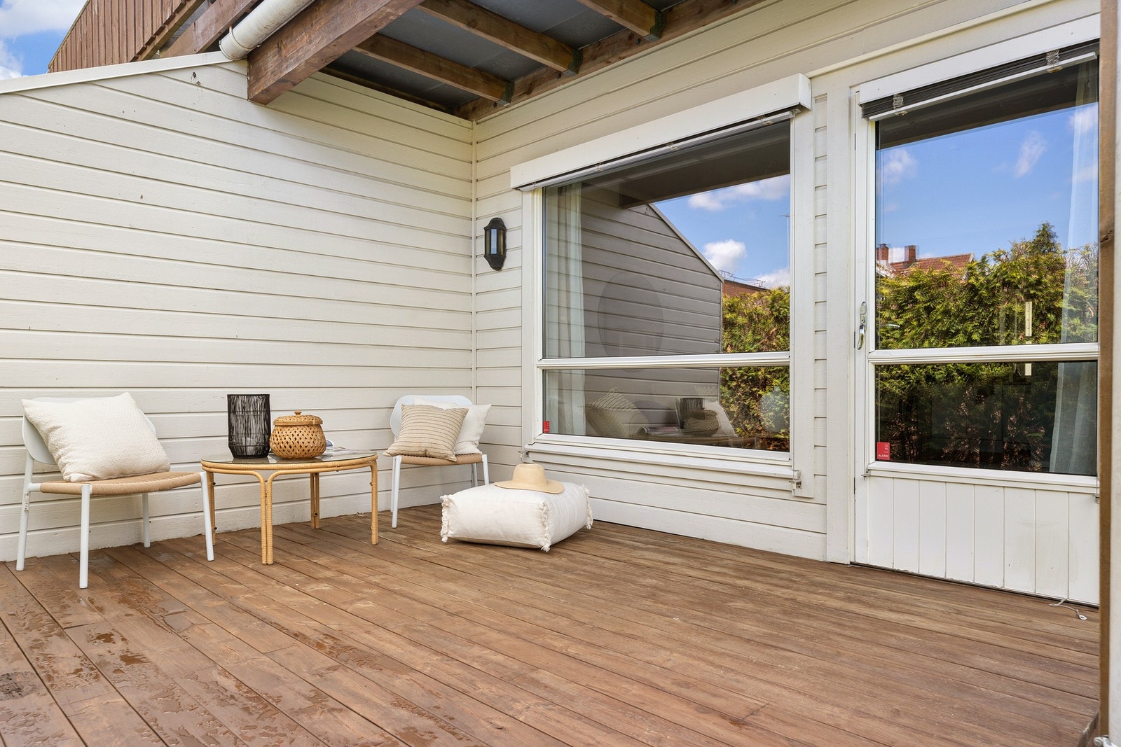 Terrasseplatting i trekonstruksjon med inngang til stuen. Galleribilde