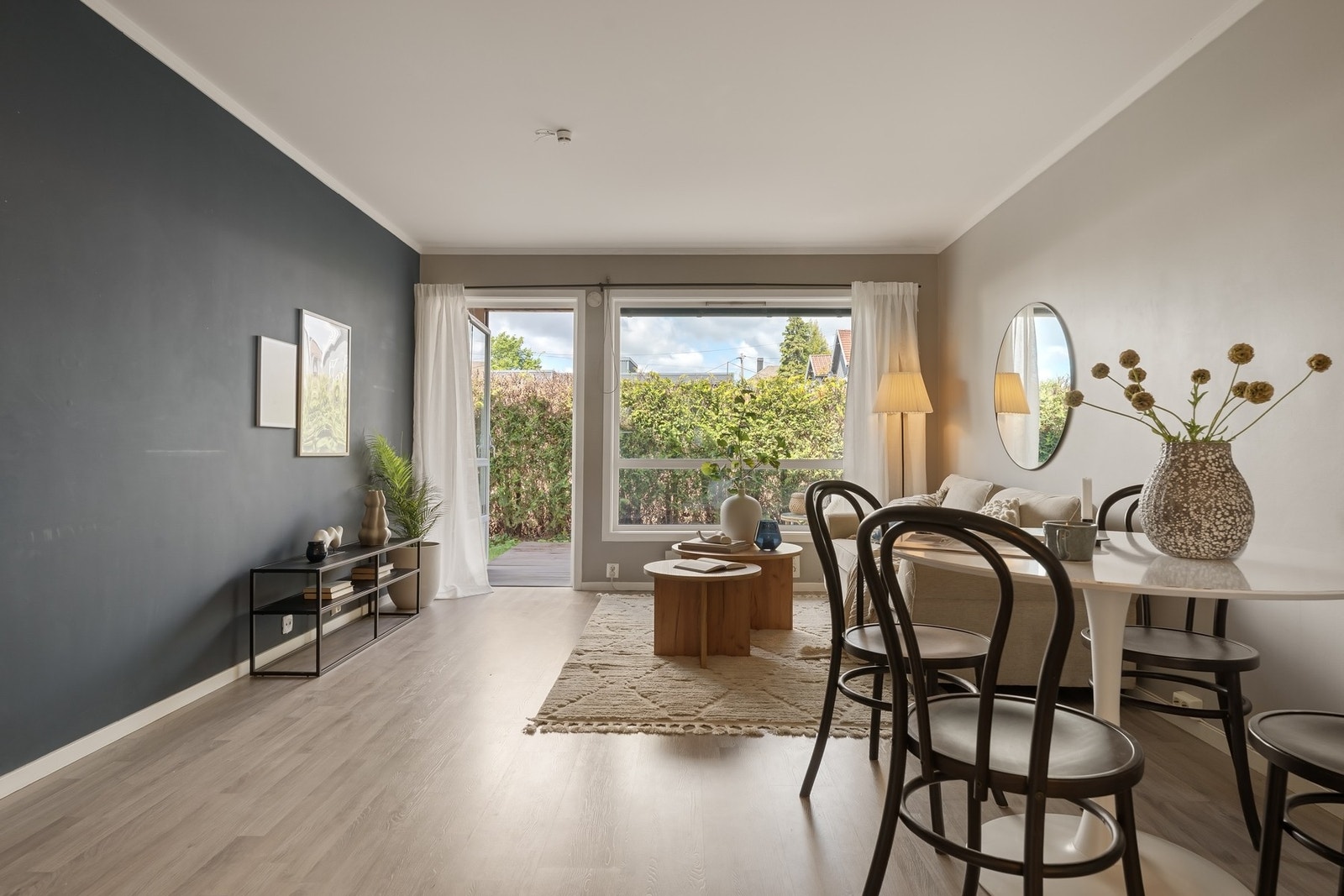 Utgang til terrasseplattingen fra stuen. Galleribilde