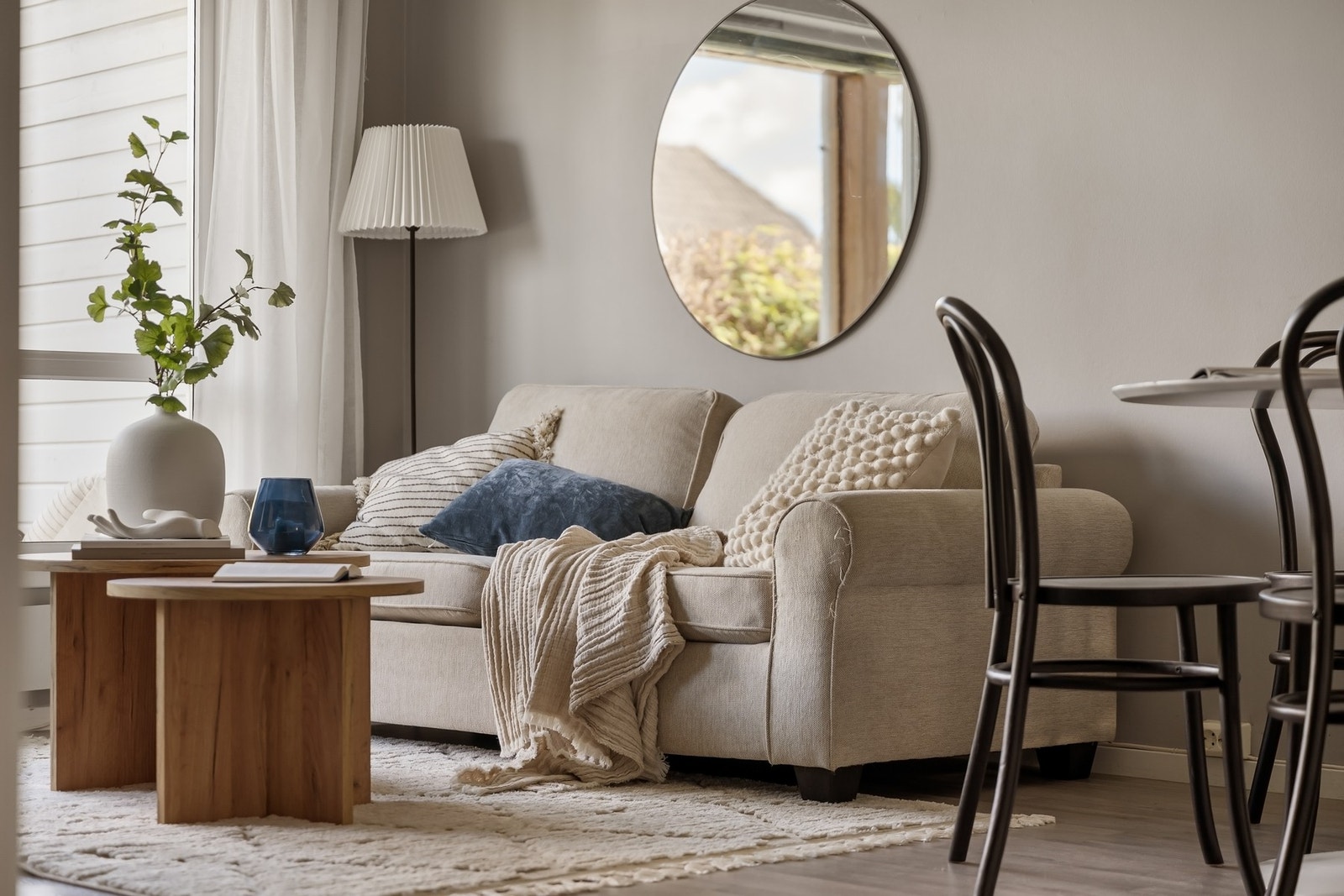 Plass til både sofa, tv-møbel og spisestue. Galleribilde