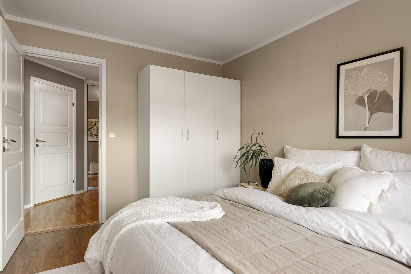 Plass til både dobbeltseng, nattbord og garderobe. Galleribilde