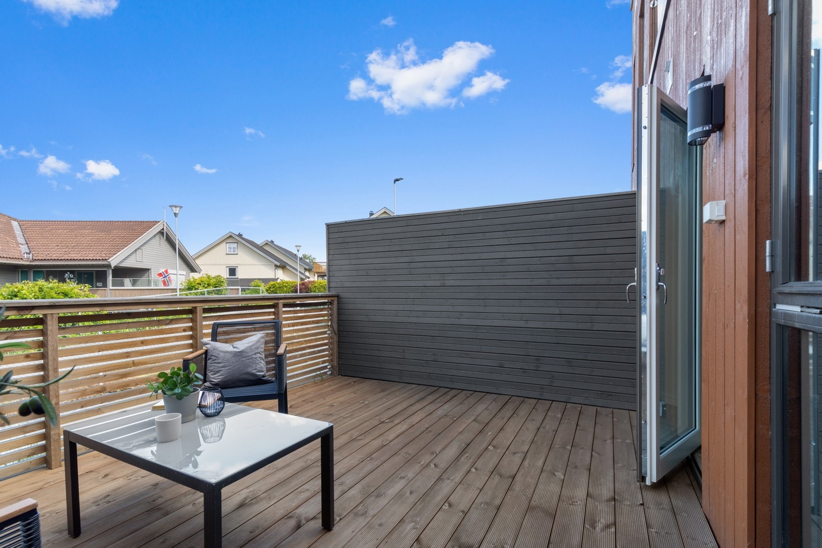 Fra stuen er det utgang til koselig terrasse. Galleribilde