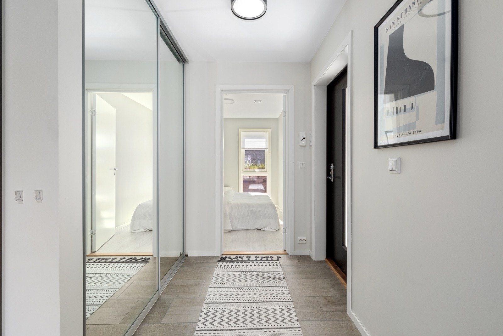Entréen - det første møte med leiligheten. Teknisk rom bak elegant styvedør Galleribilde