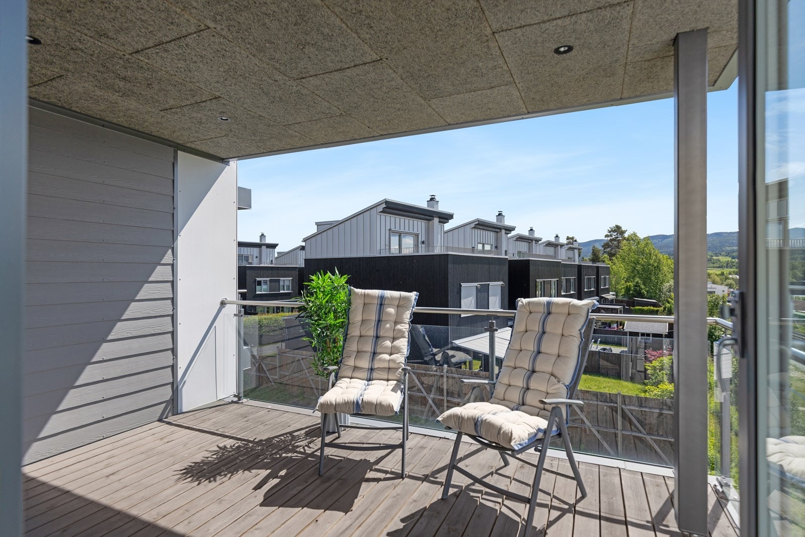 Veranda på 12 m² med god plass til diverse utemøbler. Galleribilde