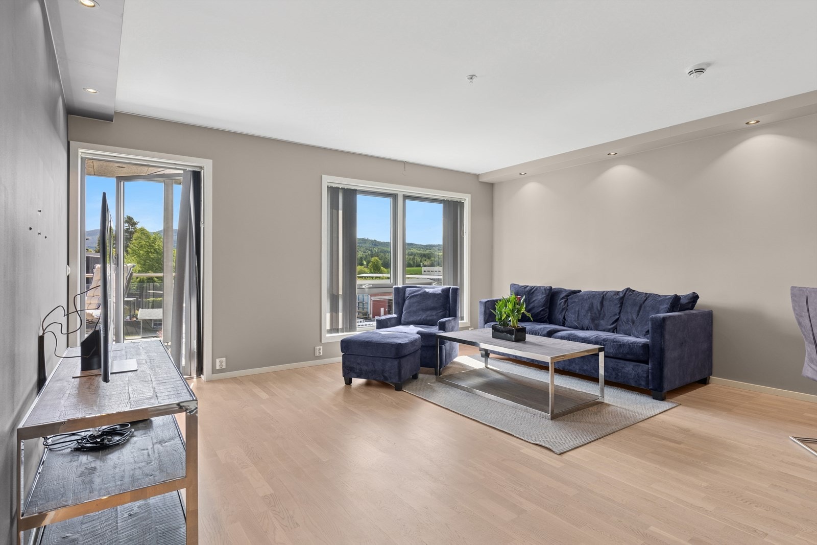 Innbydende stue med plass til sofa og spisebord. Galleribilde