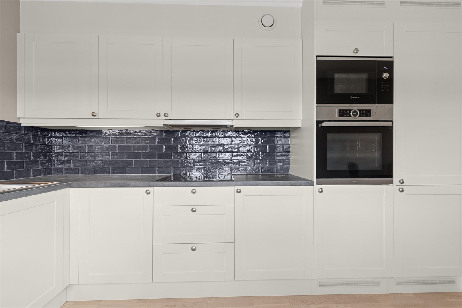 Kjøkkenet har godt med skap og benkeplass. Galleribilde