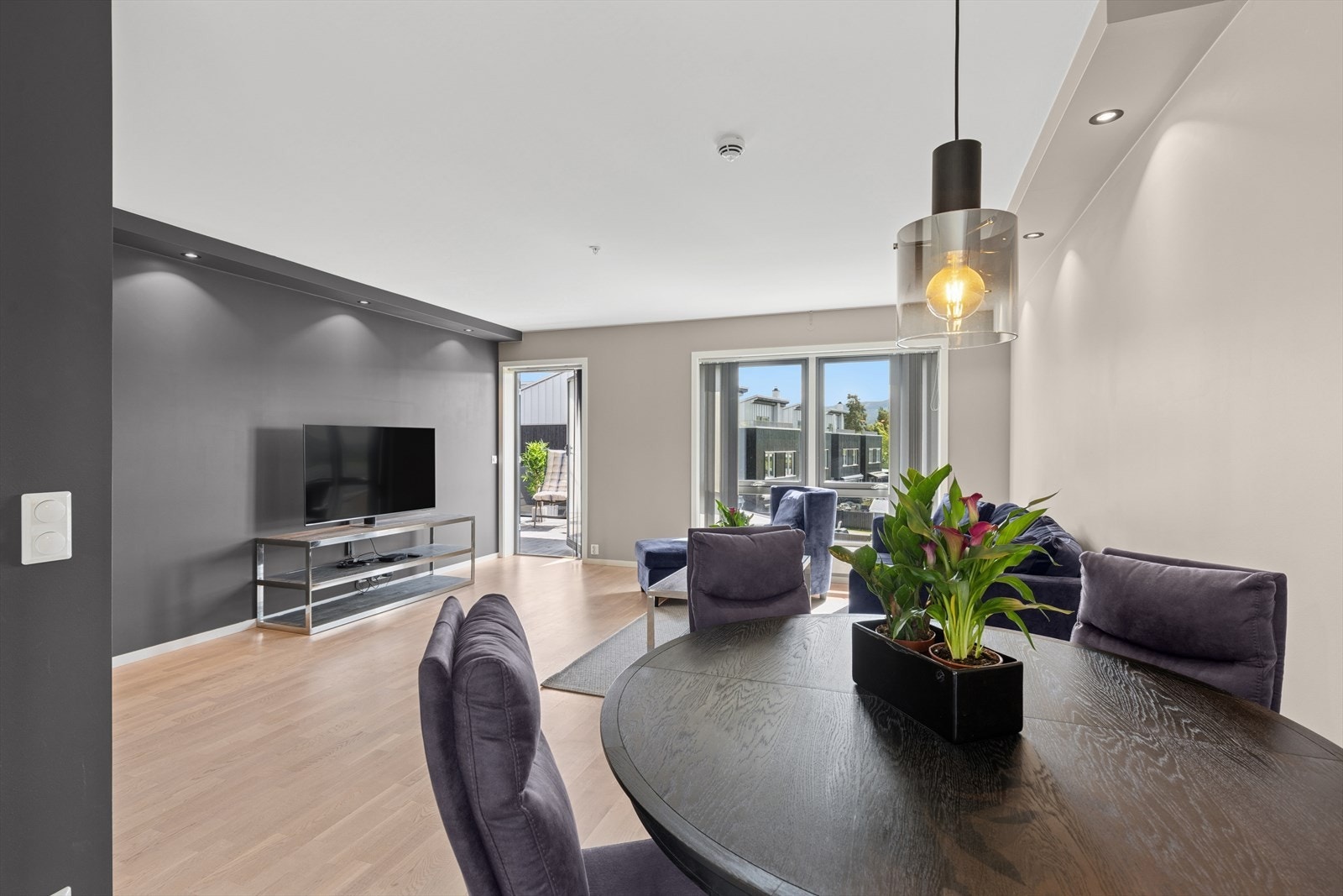 Dette er en lys og moderne 3-roms selveierleilighet med en fin og sentral beliggenhet på populære Loesmoen. Kort vei til Hokksund sentrum med alle servicetilbud som cafe/restauranter, butikker, m.m. Galleribilde