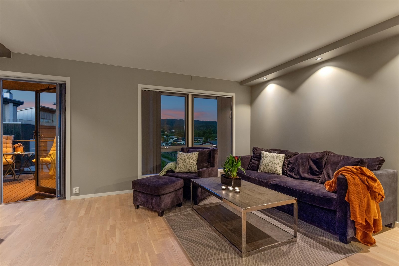 Store vindusflater slipper inn rikelig med naturlig lys. Galleribilde