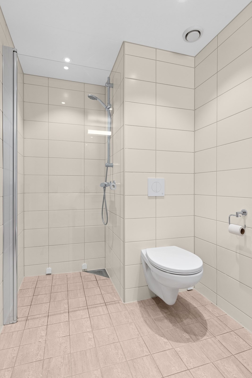 Pent bad med fliser på vegger og gulv med gulvvarme. Galleribilde