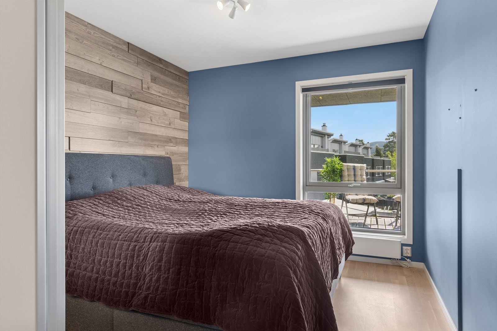 Leiligheten har 2 soverom. Hovedsoverommet er av god størrelse og har plass til seng og garderobeskap. Galleribilde