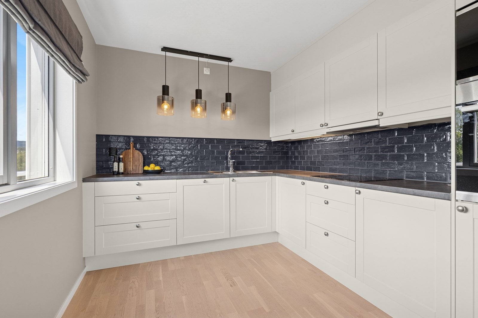 Det er integrerte hvitevarer som oppvaskmaskin, koketopp, stekeovn, microbølgeovn og kjøl/fryseskap. Galleribilde