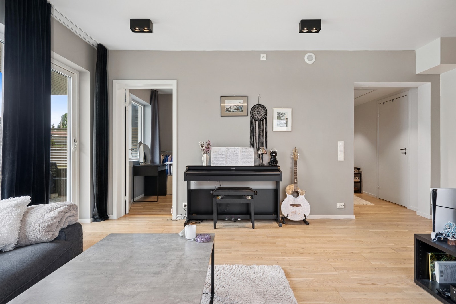 De store vindusflatene bringer rikelig med naturlig lys inn i boligen. Galleribilde