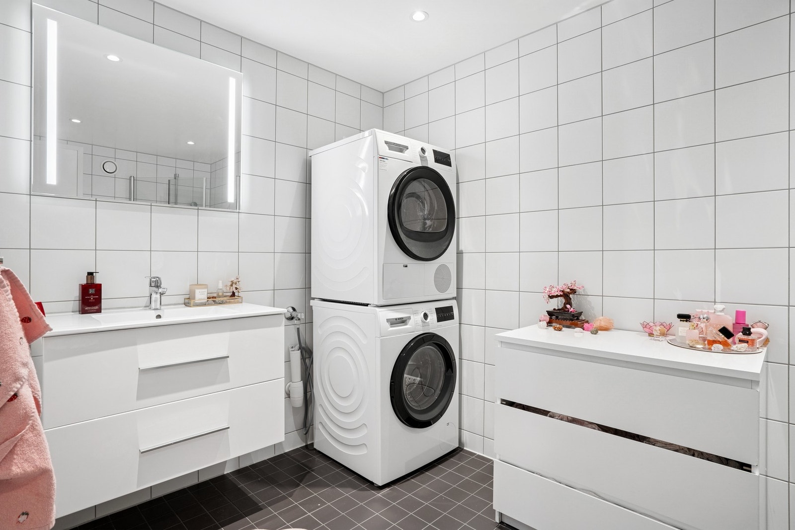 Badet har lys baderomsinnredning og vegghengt speil med belysning. Galleribilde