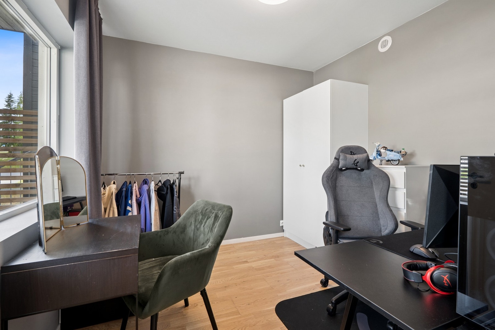 Soverom nr. 2 med plass til seng, nattbord og garderobeskap. Eller praktisk som kontor. Galleribilde