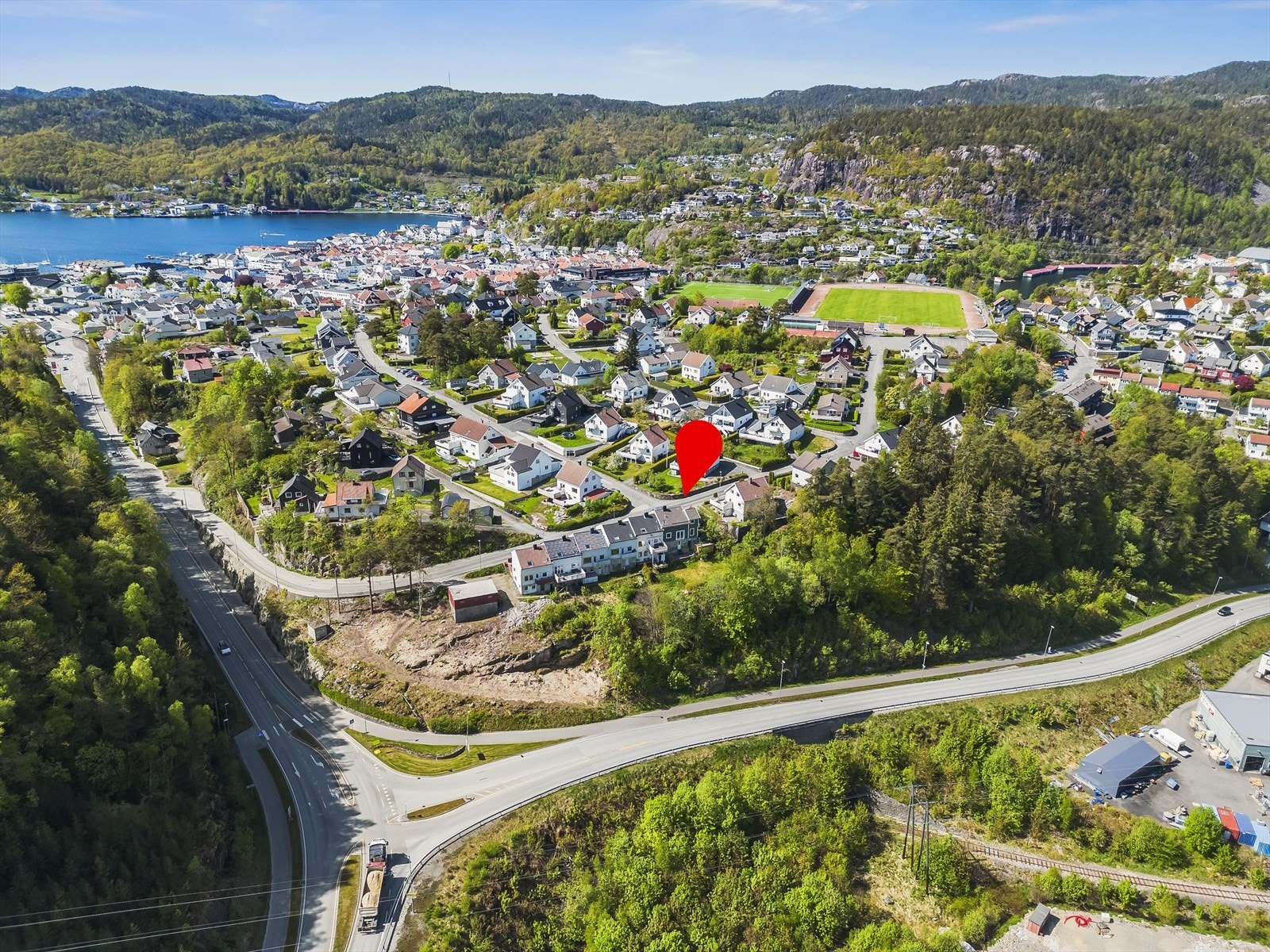Eiendommen ligger solrikt til i et etablert og populært boligområde på Uenes! Galleribilde