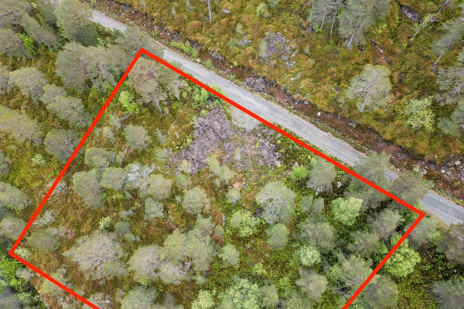 Det er lagt fram vann/avløp og strøm til eiendomsgrensen for påkobling. Galleribilde