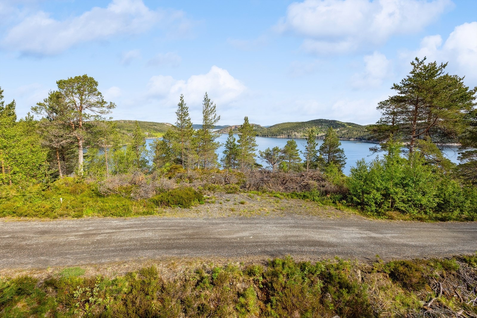 Eiendommen er på 490m² og ligger fint til på et høydedrag. Galleribilde