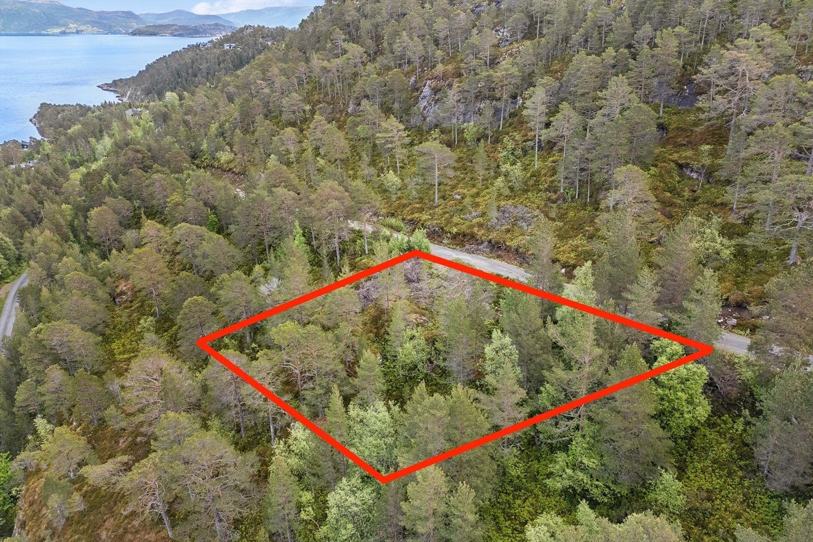 Eiendommen er på 490m² er regulert til fritidsbebyggelse. Galleribilde