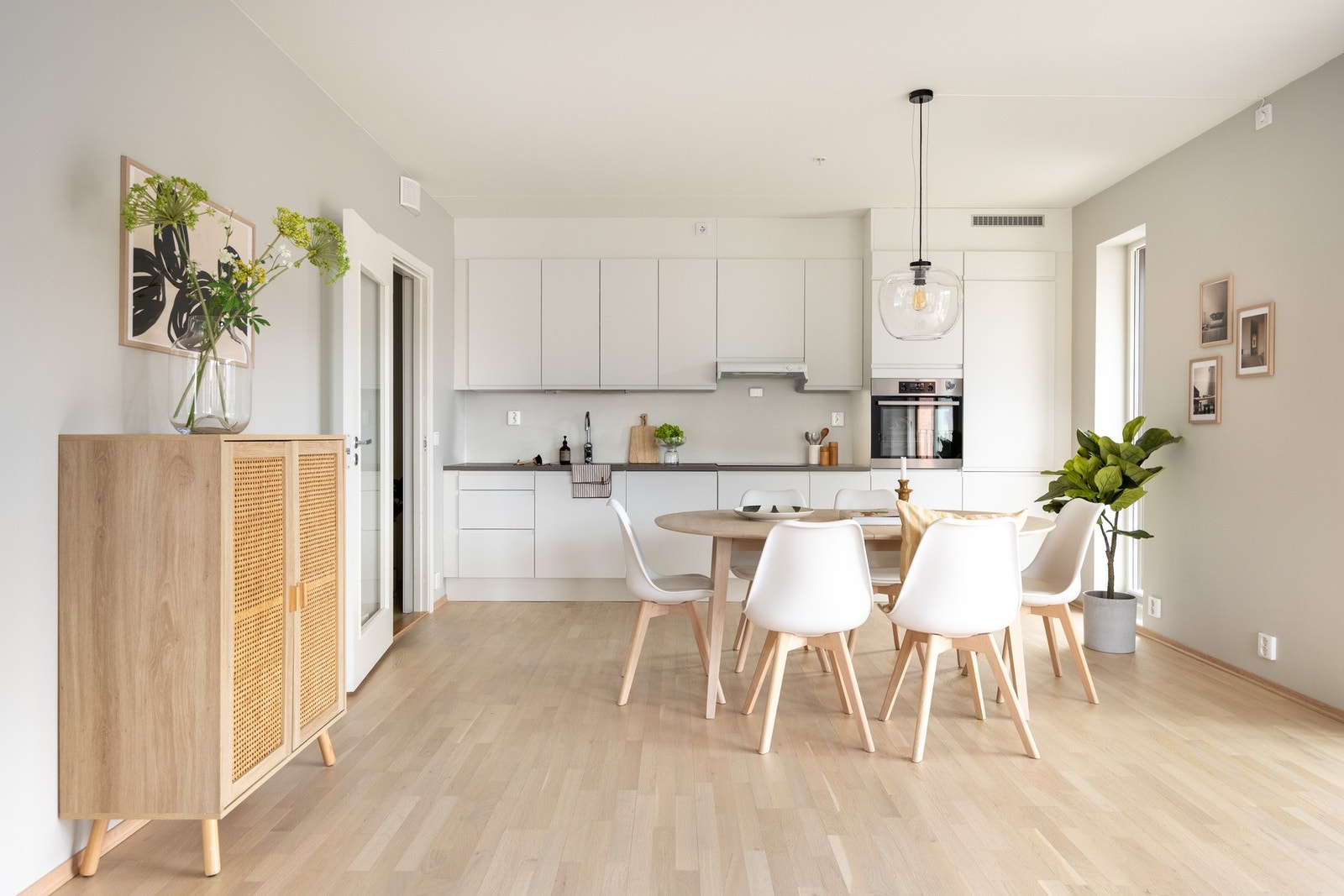 Leiligheten har en moderne planløsning med åpen kjøkkenløsning mot stue. Galleribilde