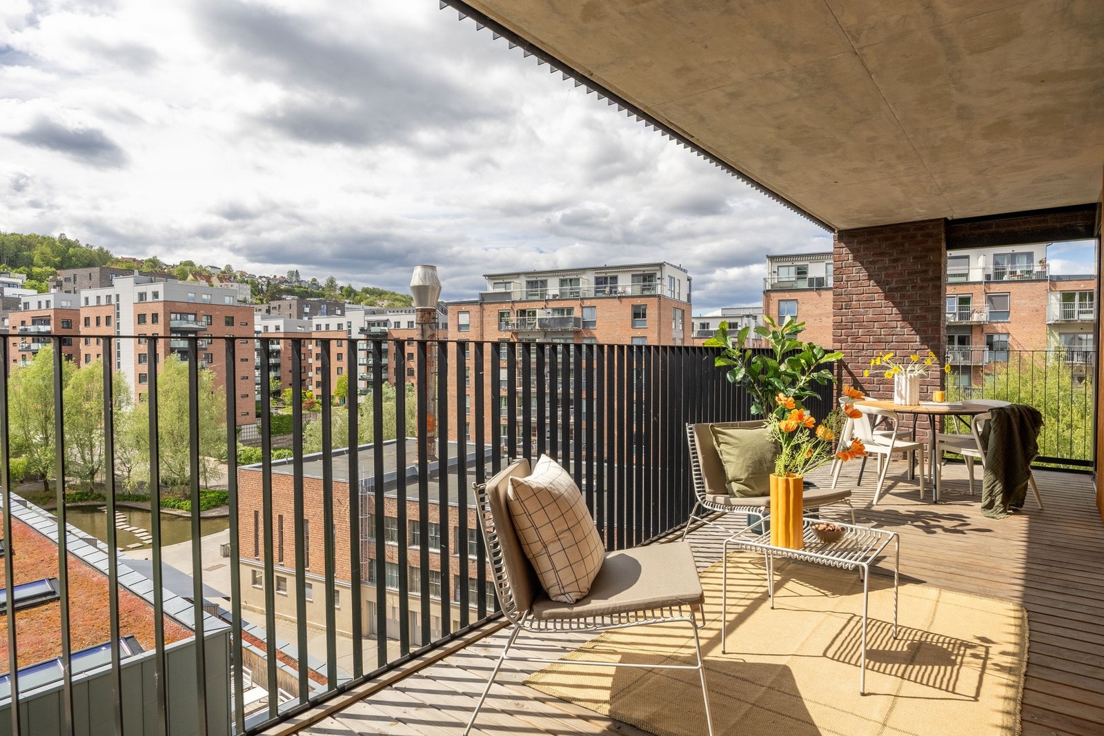 Attraktiv og lys 3-roms leilighet med stor balkong på hele 23 kvm, egen garasjeplass og luftig planløsning. Galleribilde