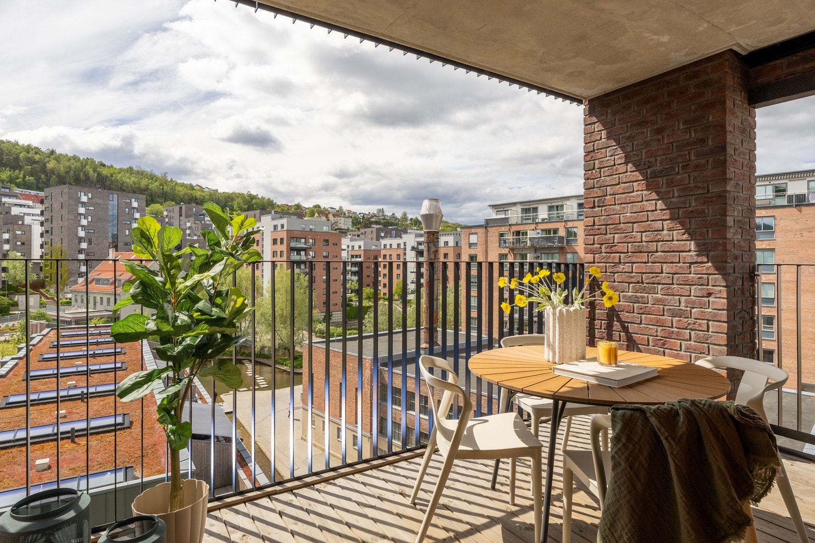 Høytliggende og tilbaketrukket leilighet i 6. etasje (heis) med stor balkong på hele 23 kvm. Galleribilde