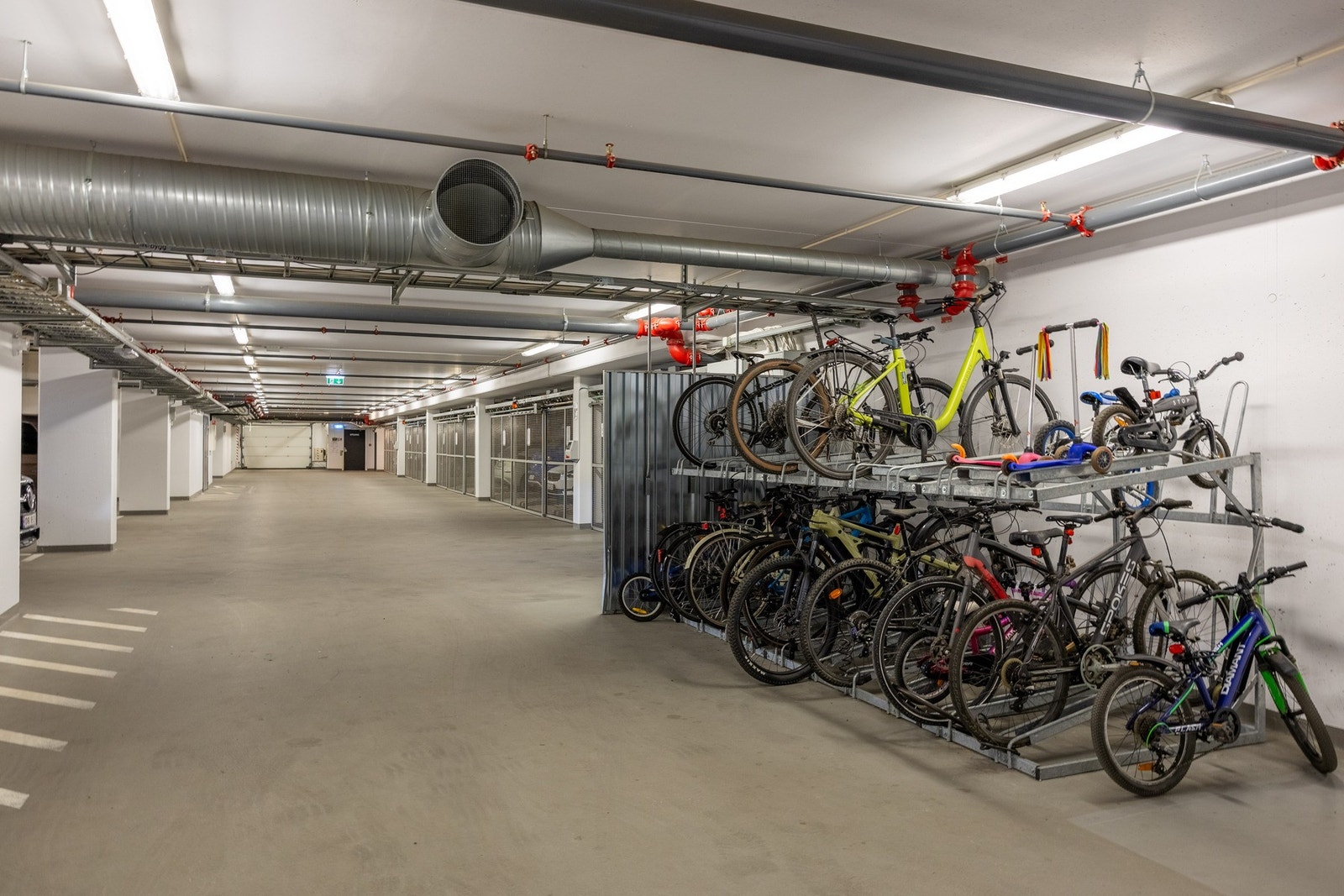Veldrevet borettslag med felles sykkelparkering i kjeller. Galleribilde