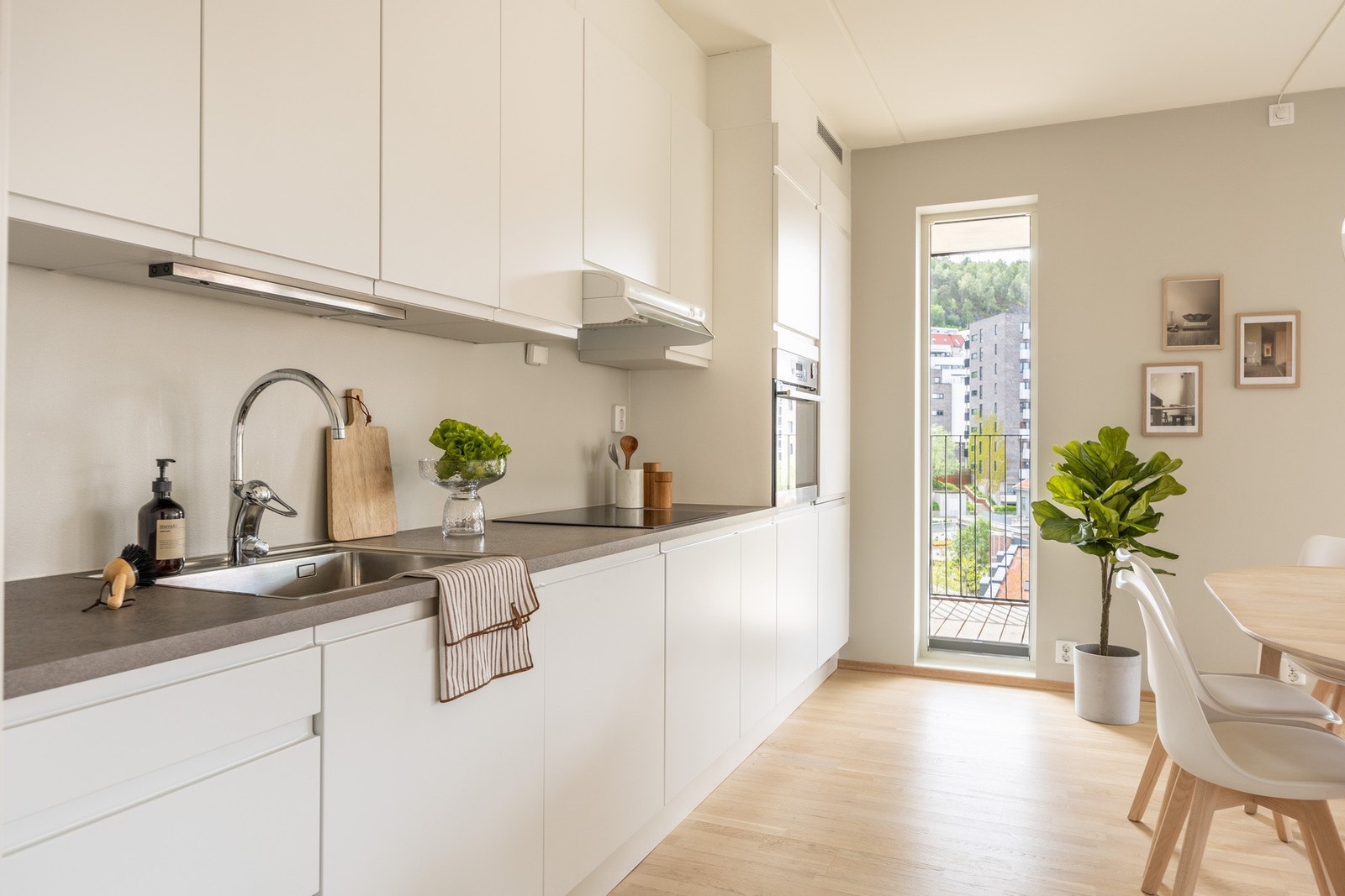 Stilrent kjøkken fra byggeåret 2019 med glatte fronter. Galleribilde