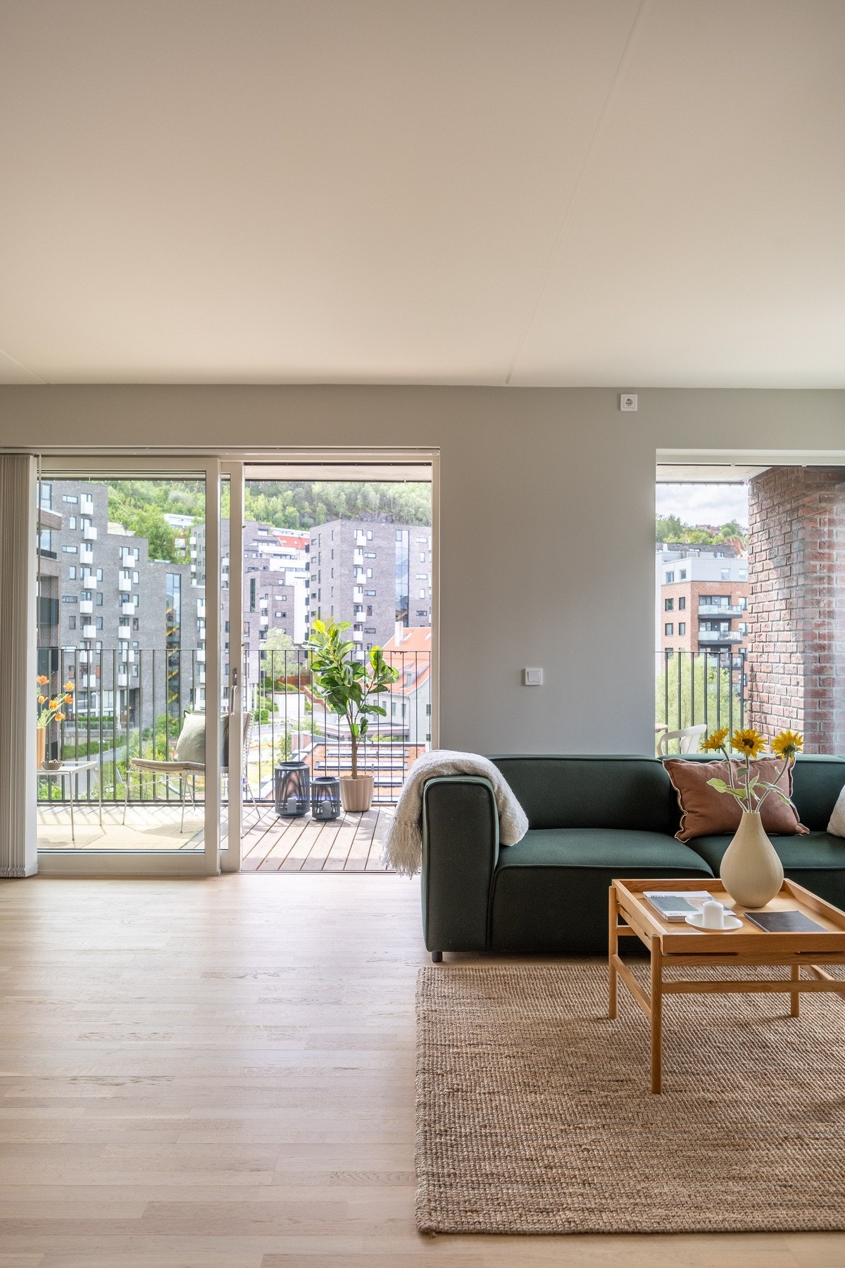 Utgang fra stue/kjøkken (samt utgang fra soverom) til sydvestvendt balkong på hele 23 kvm. Galleribilde