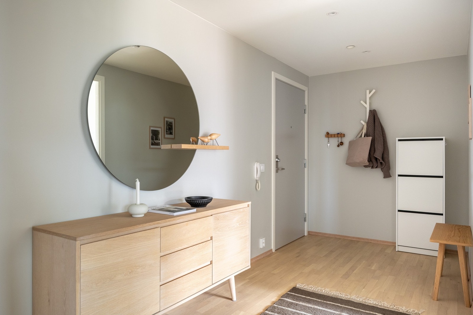 Luftig og lys entré med plass til ønskelige møblementer. Galleribilde