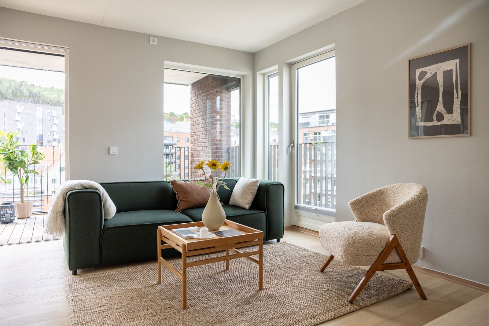 Stuen kan enkelt innredes med både sofa- og spiseseksjon. Galleribilde