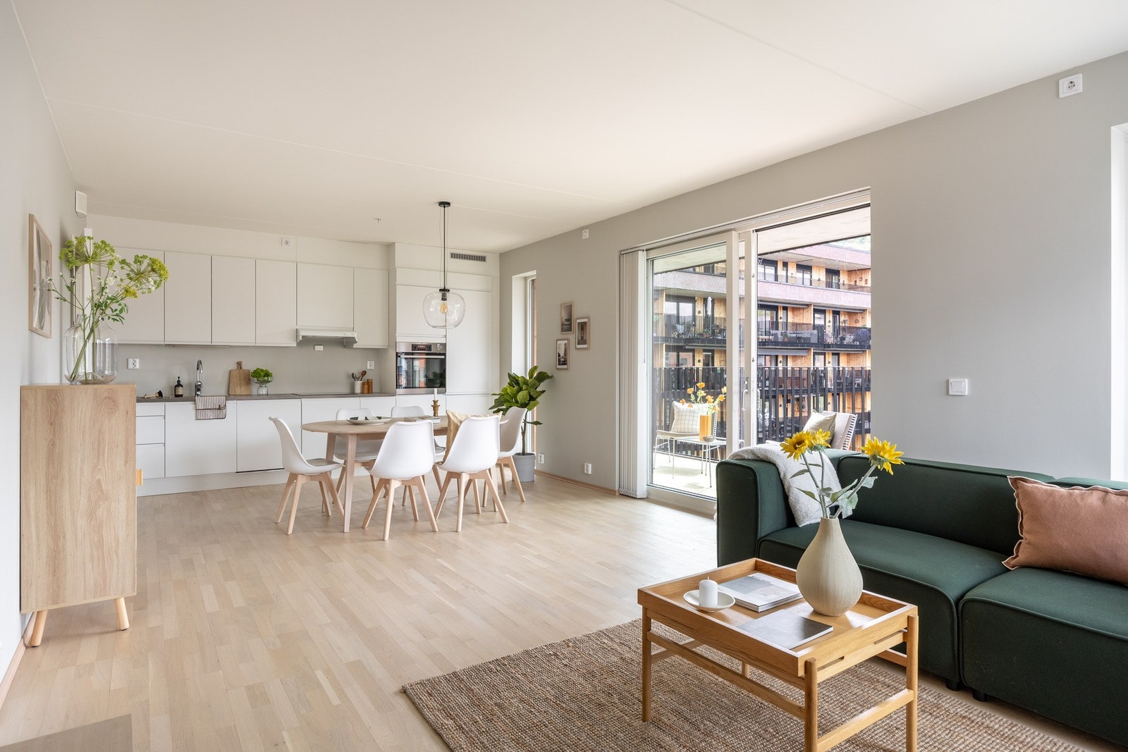 Leiligheten har store vindusflater som slipper inn mye naturlig lys. Alle vinduer har solskjerming. Galleribilde