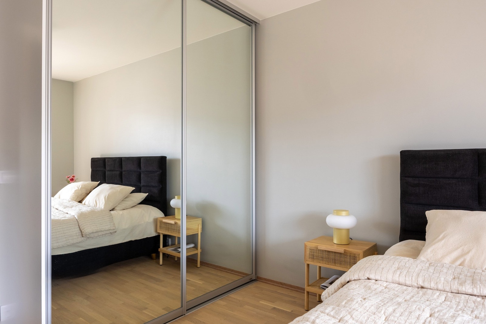 Stor garderobeløsning, hvor man har mye oppebevaringsmuligheter. Galleribilde