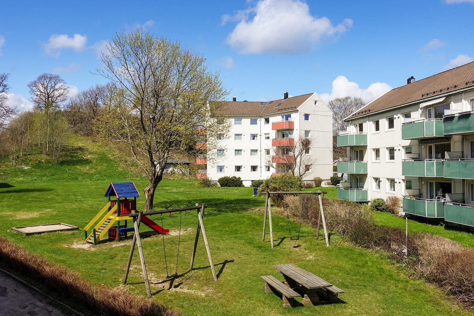 - Hyggelig lekeplass for de aller minste rett i nærheten | Borettslaget har også satt opp lader til elbil, som kan benyttes av beboerne - Galleribilde