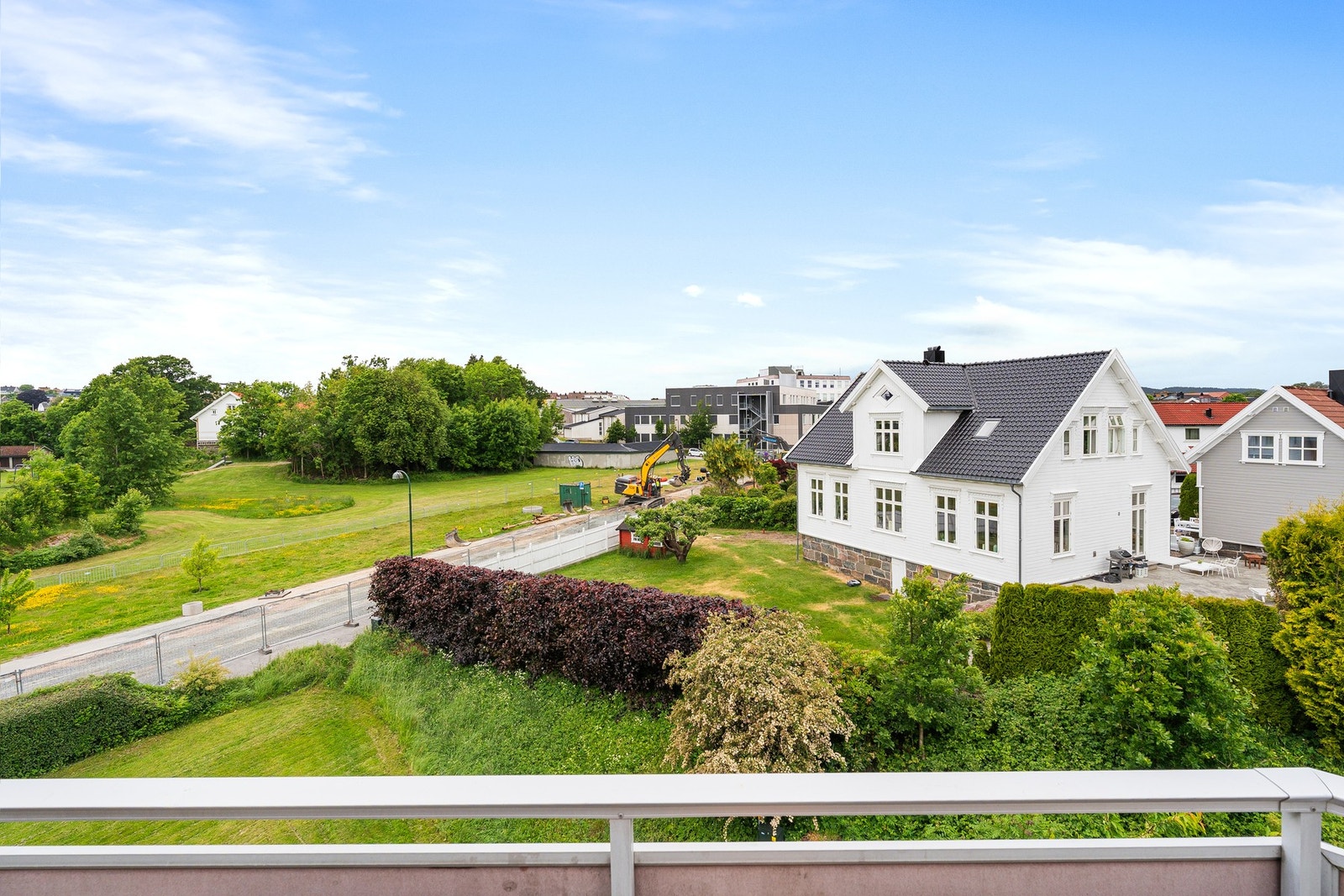 - Direkte adkomst fra stuen til egen, deilig uteplass med fine solforhold | Her har du fin ettermiddagssol og fritt utsyn - Galleribilde