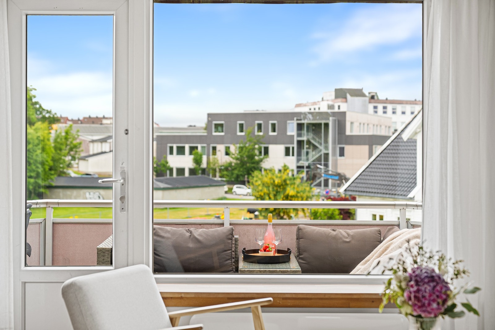 - Store vindusflater som gir rikelig med lysinnslipp - Galleribilde